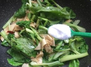 放入一勺盐翻炒均匀。