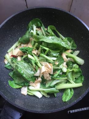 放入小青菜翻炒均匀。