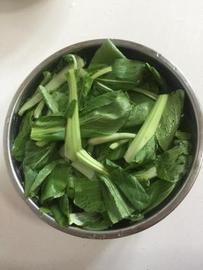 小青菜清洗干净后捞出沥干水分备用。