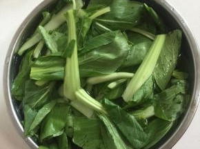 小青菜清洗干净后捞出沥干水分备用。