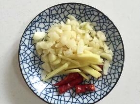 蒜瓣剁碎，生姜削皮切成条，干辣椒切成段儿备用。