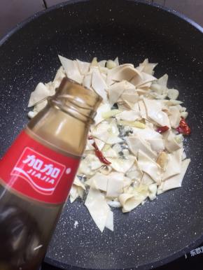 放入一勺蚝油翻炒均匀。