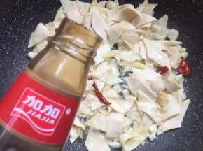 放入一勺蚝油翻炒均匀。