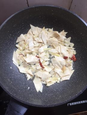 放入千张翻炒片刻。