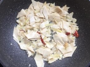 放入千张翻炒片刻。