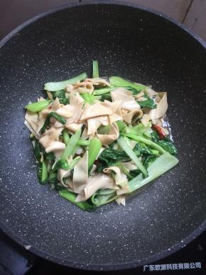 起锅前加入适量的鸡精调味即可。