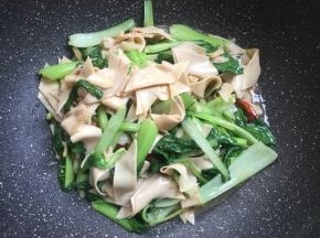 起锅前加入适量的鸡精调味即可。