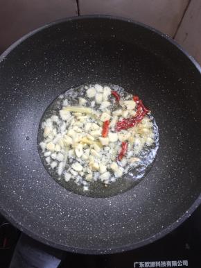 锅烧热倒入适量的油，放入蒜瓣，生姜，花椒，干辣椒爆香。