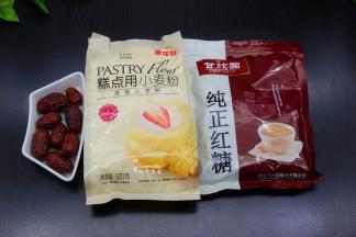 准备食材：面粉200克、红糖30克、红枣8个、干酵母1克。