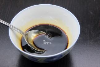 红糖粉用沸水溶解，放凉，干酵母用温水溶解。