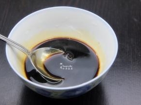 红糖粉用沸水溶解，放凉，干酵母用温水溶解。