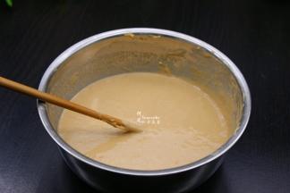 用筷子顺一个方向拌均成面糊；