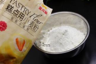 面粉倒入盘子，然后倒入干酵母水，接着倒入红糖水。