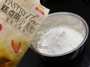 面粉倒入盘子，然后倒入干酵母水，接着倒入红糖水。