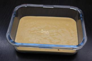 拌均好面糊倒入长方形的玻璃烤盘，盖上盖子等待发酵；