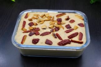 面糊发酵至玻璃烤盘为满格，把切好的红枣均匀撒在发酵好的面糊上面。