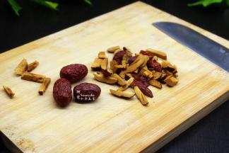 利用发酵时间，可以把红枣洗净，切块，去核；