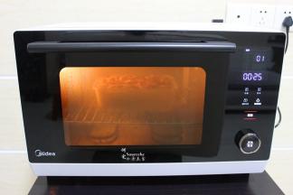 放入蒸烤箱，按蒸烤键，25分钟即可。