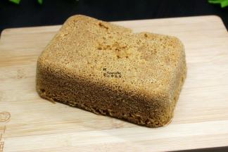 出炉之后放凉至不烫手，倒扣，切块。玻璃烤盘四周可以用刀刮一下，这样就很脱模了。