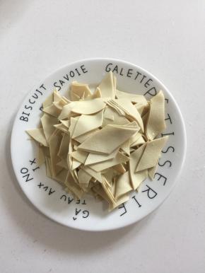 千张清洗干净切成菱形备用。