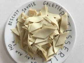 千张清洗干净切成菱形备用。