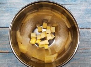 我们把黄油切成小块，放入碗中自然软化
