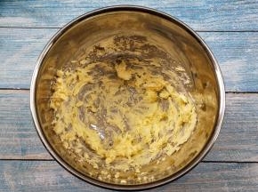 先用打蛋器搅拌开