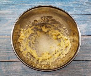 再加入白糖，打至花白蓬松的状态