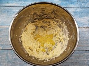 分三到四次加入打散的鸡蛋液
