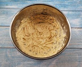 接着启动打蛋器，打至花生酱完全融合