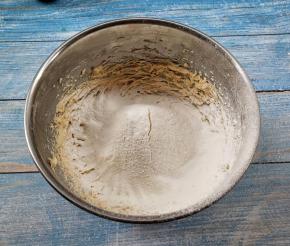 筛入低筋面粉和小苏打