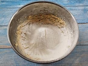筛入低筋面粉和小苏打
