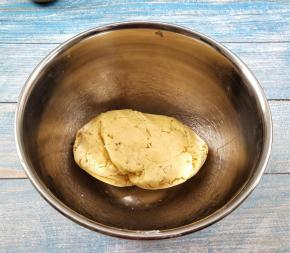 先用刮刀拌匀，再和成团