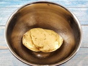 先用刮刀拌匀，再和成团