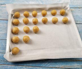 取出来分成大约11克一份，搓圆，放在垫有油纸的烤盘中