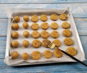 用叉子压出花痕