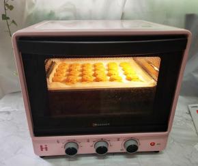 放入预热好的烤箱中170°，中层烤20分钟左右，具体时间看各家烤箱脾气调整