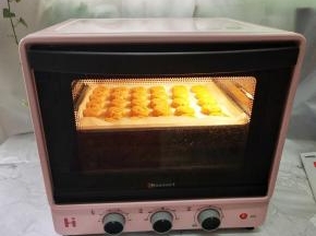 放入预热好的烤箱中170°，中层烤20分钟左右，具体时间看各家烤箱脾气调整