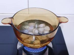 首先将蛤蜊焯水，锅里烧开水，放入蛤蜊煮至开口！