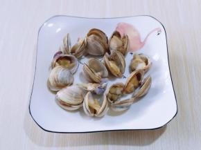 煮好的蛤蜊捞出，一定要全部将其煮至开口！