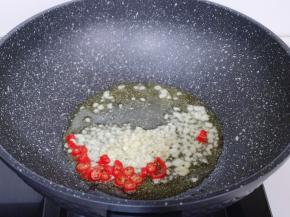 锅中加入食用油，可以适当多一些，放入切好的蒜末与辣椒碎炒香！