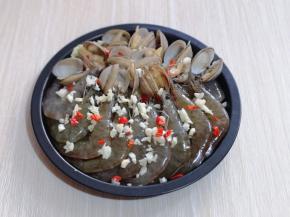 最后再将做好的辣椒蒜末油淋在上面，最好用辣椒蒜末将海鲜盖住，不然烤出来会有一点干。