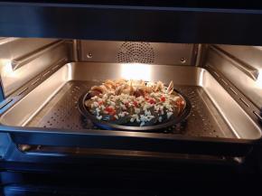 将烤盘入美的蒸烤箱中层，200度烤15-18分钟。