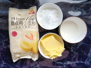 准备好各种食材，黄油在室温下软化。我用的是金龙鱼糕点用小麦粉，粉质细腻无结块，无杂质，可以免筛直接使用。如果使用其他低筋面粉，则最好过筛后使用。