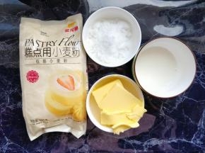 准备好各种食材，黄油在室温下软化。我用的是金龙鱼糕点用小麦粉，粉质细腻无结块，无杂质，可以免筛直接使用。如果使用其他低筋面粉，则最好过筛后使用。