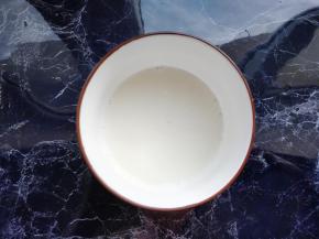 将细砂糖倒入牛奶中，放入微波炉，小火加热30秒左右，细砂糖完全溶解后晾凉到室温。