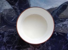 将细砂糖倒入牛奶中，放入微波炉，小火加热30秒左右，细砂糖完全溶解后晾凉到室温。