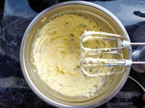 用电动打蛋器将无盐黄油打发至颜色变浅，体积膨胀。小提示：黄油要软化到位，并且打发到位，做好的曲奇才会口感酥松。