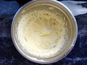 将步骤2的溶液分两次倒入打发的黄油中，搅拌到完全融合的状态。