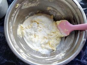 筛入低筋粉拌匀到无干粉状态。同时预热烤箱，上下火同时加热170度10分钟。小提示：不要过度搅拌，以免低筋粉生筋，影响曲奇的蓬松度。